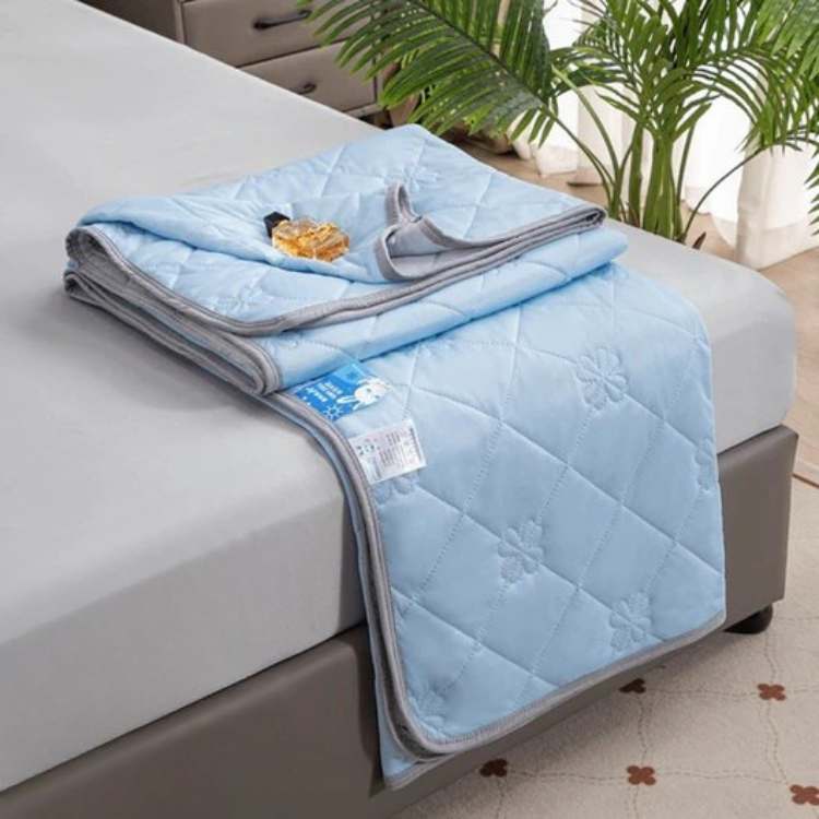 Gentle Breeze Cooling Blanket 0