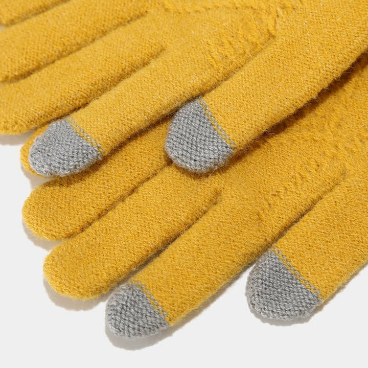 Cable Knit Gloves touchscreen fingertip detail