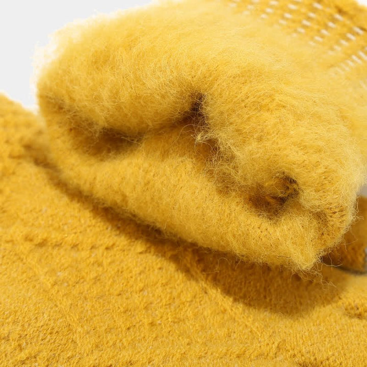 Cable Knit Glove plush lining detail