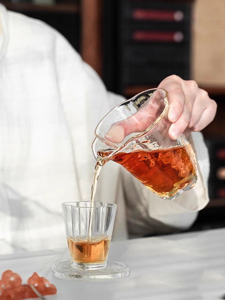 Hammered Glass Tea Fair Cup pouring detail