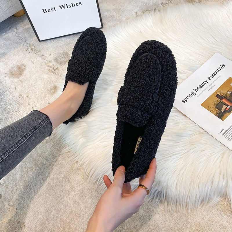 Plush Closed-Toe Slippers padded insole detail