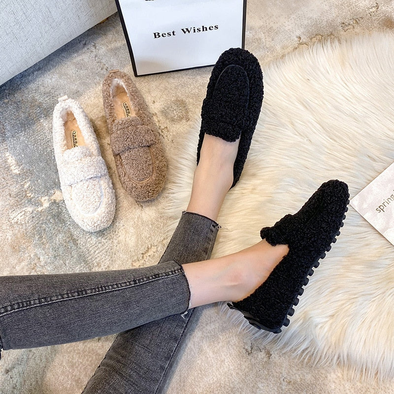 Plush Closed-Toe Slippers flat sole detail
